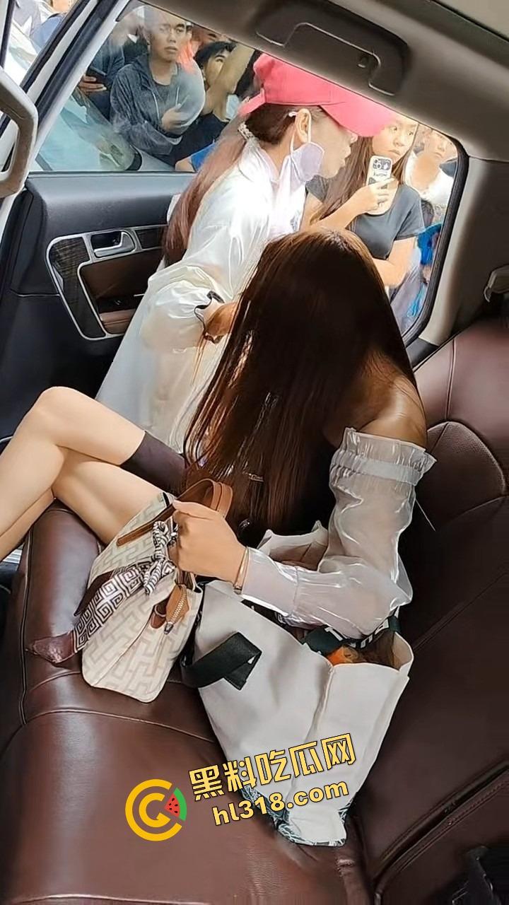 南宁西乡塘正宫发飙，手撕小三现场乱成狗，渣男当街下跪求饶变孙子脸都丢光了！  第10张