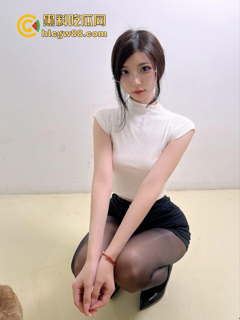 微密圈极品诱惑网红【陈妮妮】付费写真曝光，各种情趣制服 极品 水蛇腰 丰臀 巨乳满满的诱惑感！  第2张