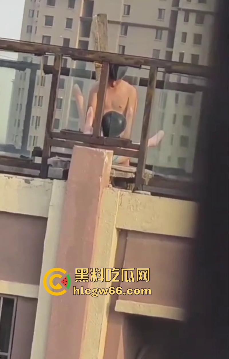 瓜友投稿！带充气娃娃在楼顶操逼 估计是看别人野战羡慕了 非要玩把刺激的是吧  第6张