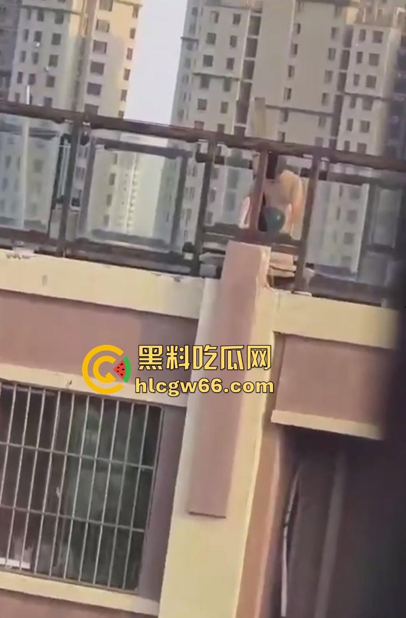 瓜友投稿！带充气娃娃在楼顶操逼 估计是看别人野战羡慕了 非要玩把刺激的是吧  第8张