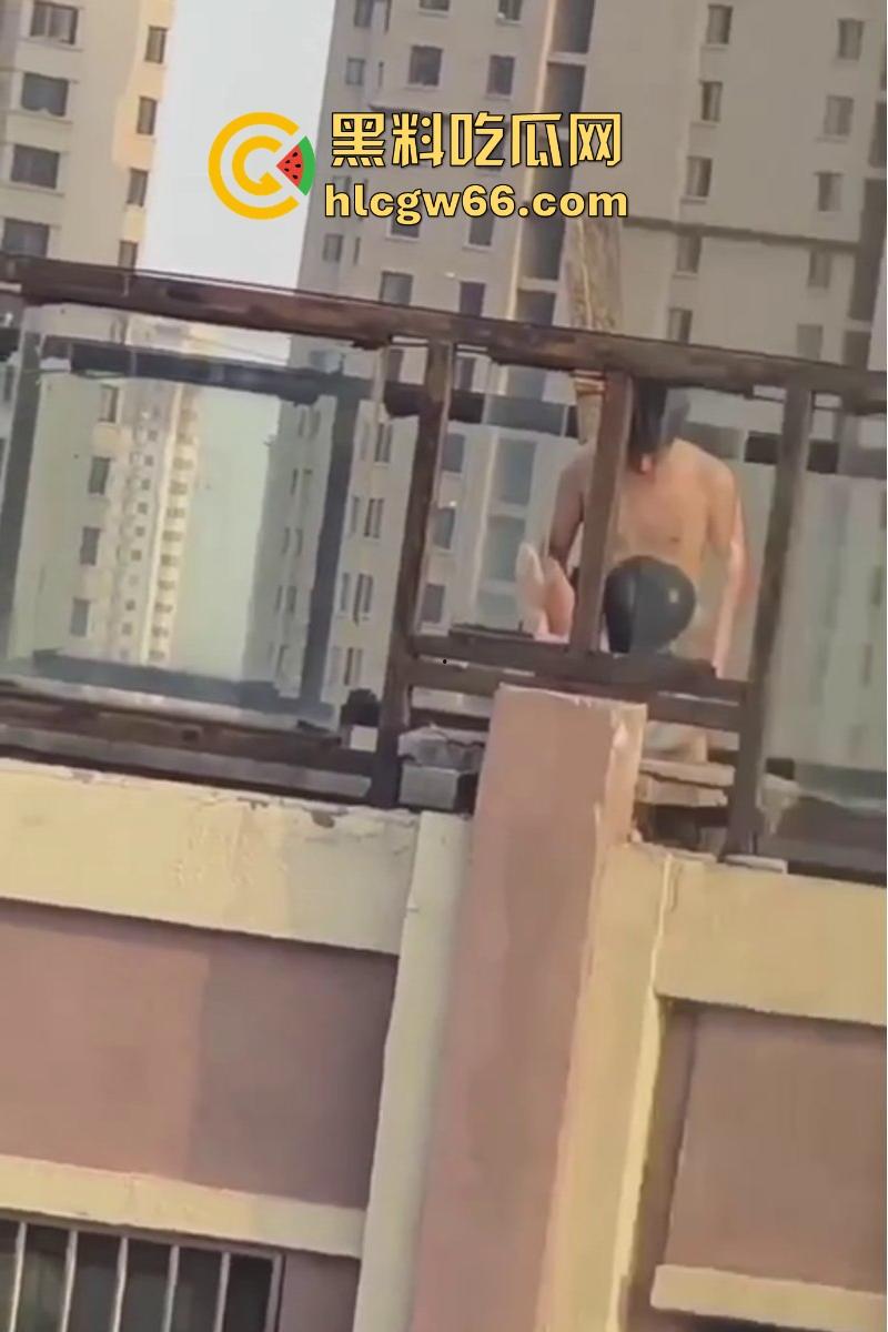 瓜友投稿！带充气娃娃在楼顶操逼 估计是看别人野战羡慕了 非要玩把刺激的是吧  第9张
