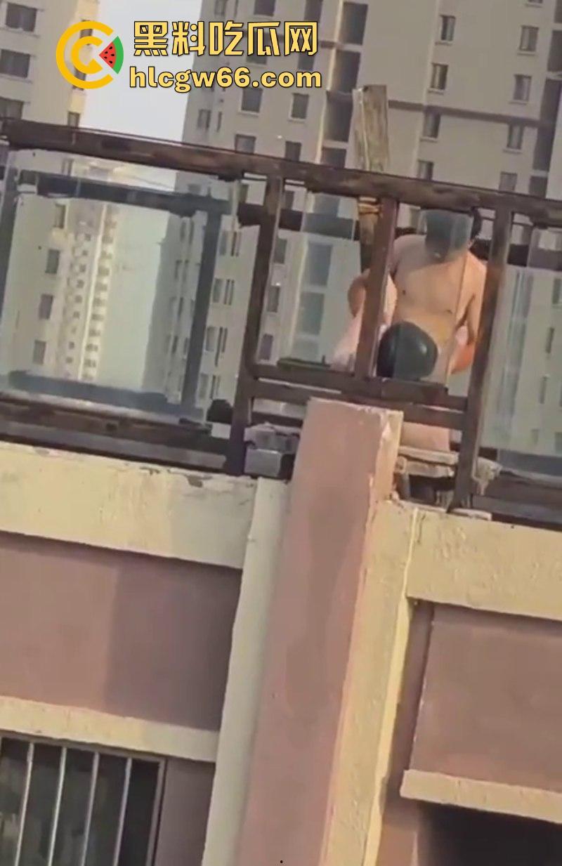 瓜友投稿！带充气娃娃在楼顶操逼 估计是看别人野战羡慕了 非要玩把刺激的是吧  第10张