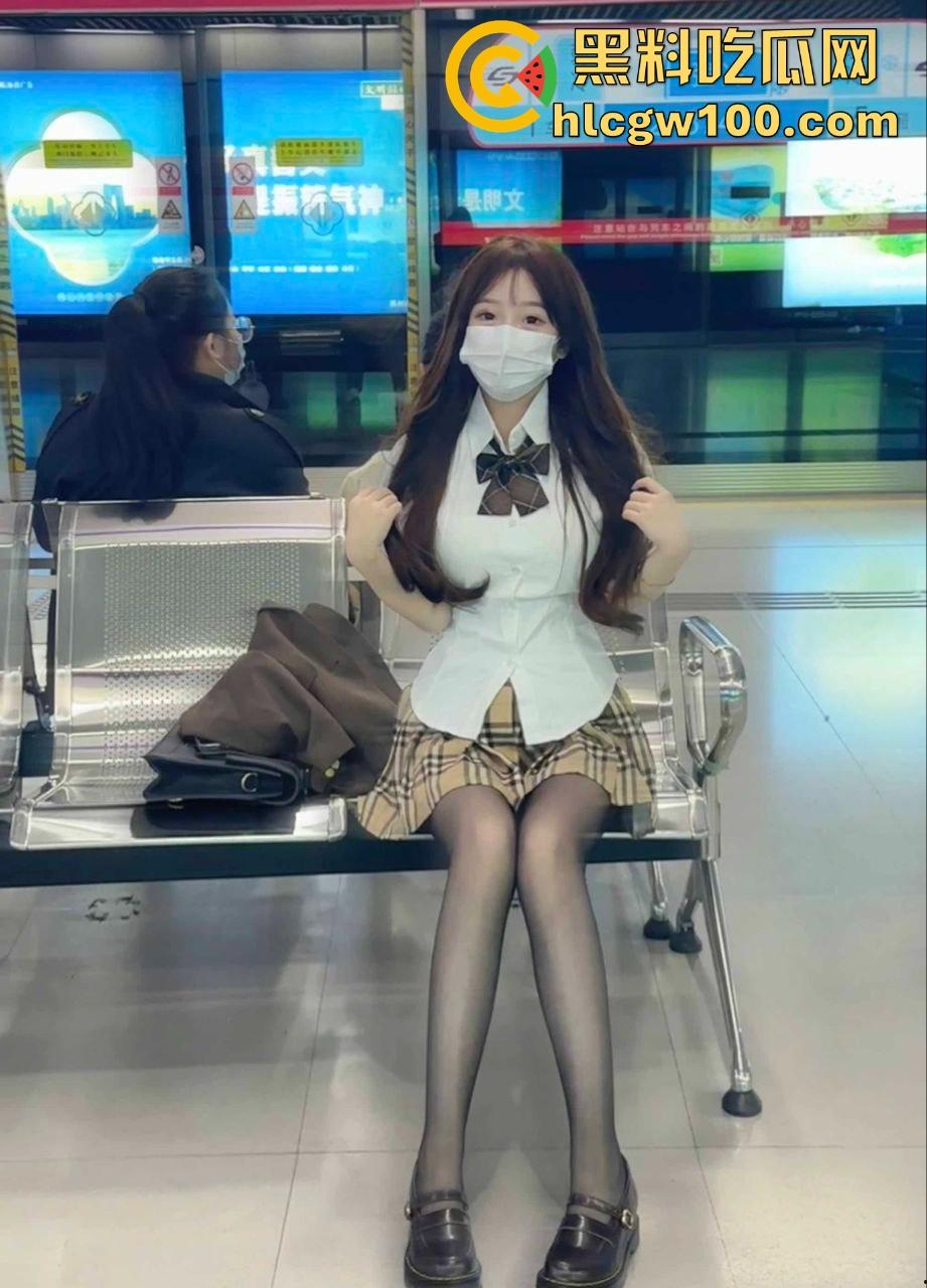 白袜萝莉被大神带进酒店彻底调教，藤条抽到逼红屁肿， 无套爆操射满嫩穴，舔鸡巴展现母狗觉醒！  第4张