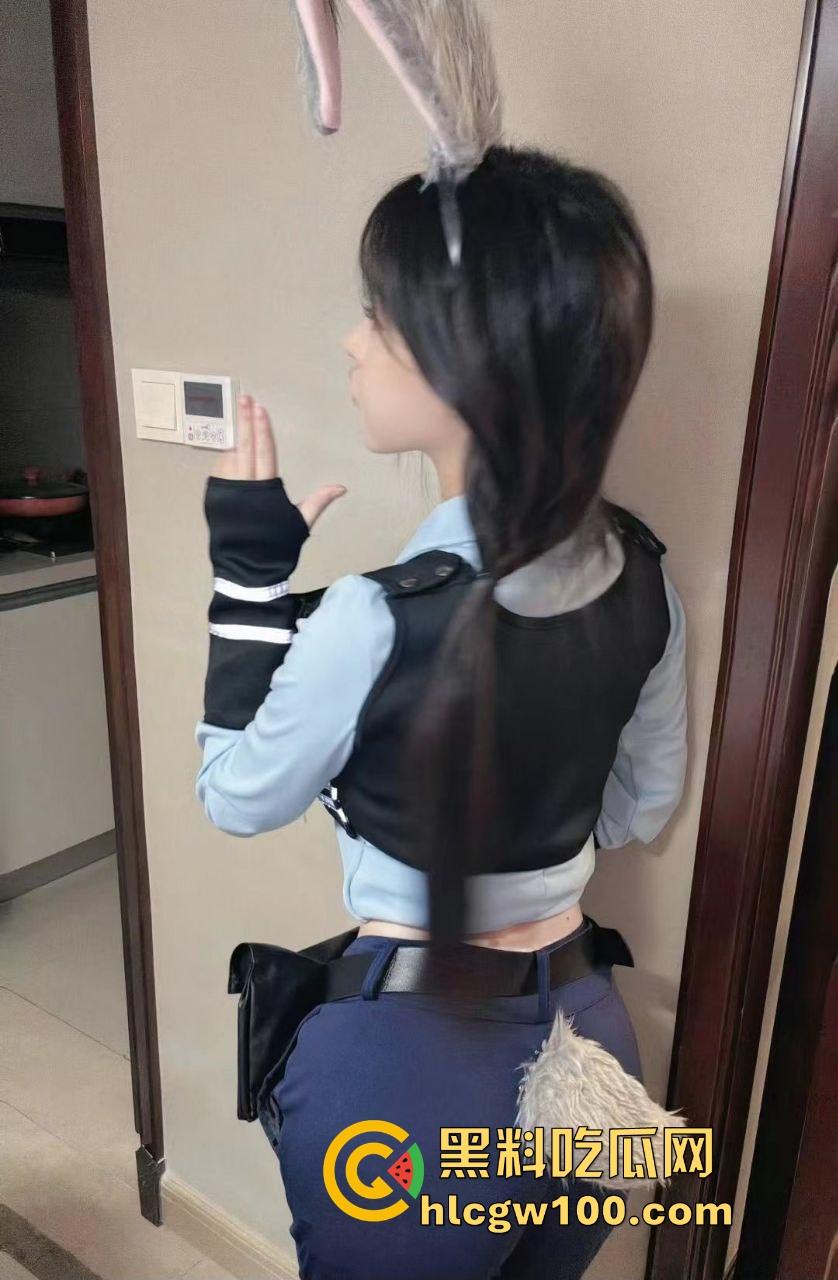 白袜萝莉被大神带进酒店彻底调教，藤条抽到逼红屁肿， 无套爆操射满嫩穴，舔鸡巴展现母狗觉醒！  第6张