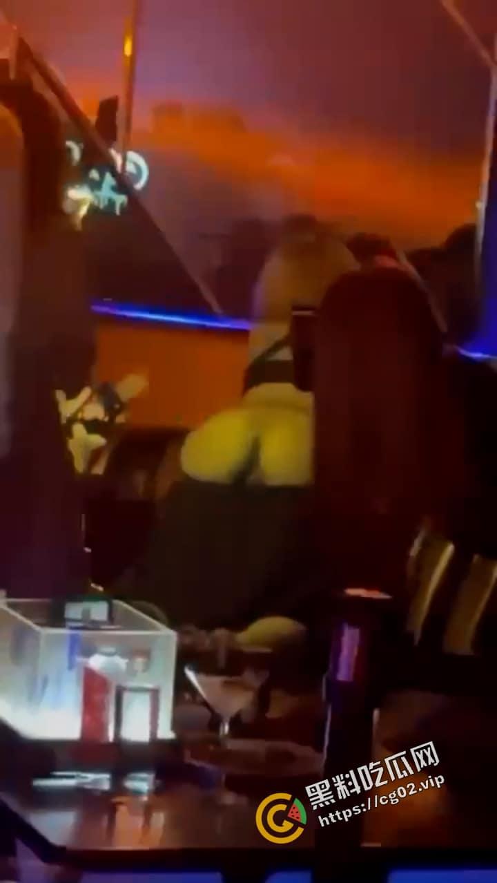 台湾台中  疯传一对陌生男女当众脱裤露逼吃奶 互相爱抚 坦诚喝太多 辩解夜店氛围太催情 多视角记录 第6张
