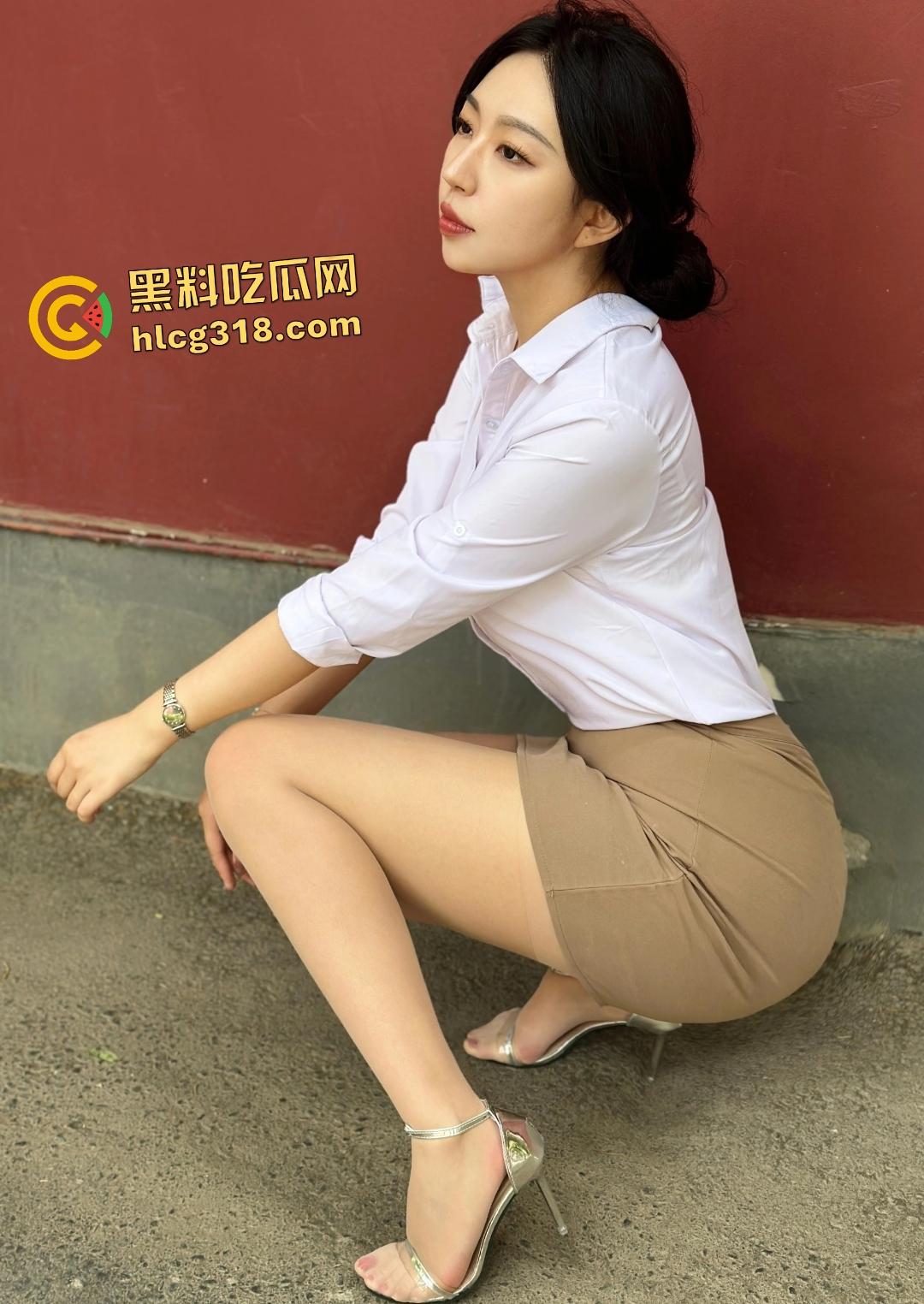 淫妻参加派对酒后被众人调教！淫妻带狗链跪舔臭脚，猛男不敢亲嘴只玩骑乘，从后面看屁股真大啊！  第1张