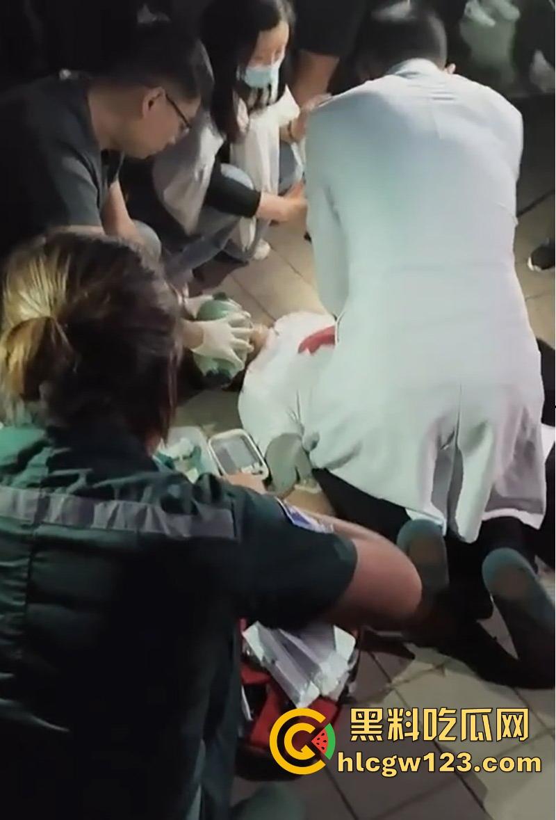 淄博人民公园小伙好心拉架惨遭一刀致命 抢救一小时无果身亡!现场家属悲痛欲绝! 第7张 淄博人民公园小伙好心拉架惨遭一刀致命 抢救一小时无果身亡!现场家属悲痛欲绝! 第7张