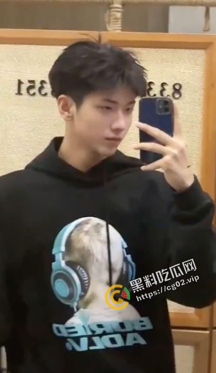 抖音 情侣网红 方块 已婚阳光直男澡堂被偷拍  男孩子在外也要保护好自己 第3张