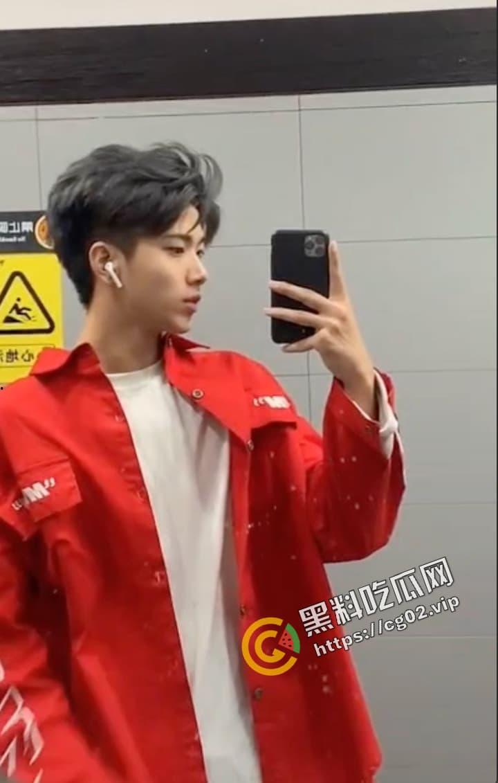 抖音 情侣网红 方块 已婚阳光直男澡堂被偷拍  男孩子在外也要保护好自己 第4张