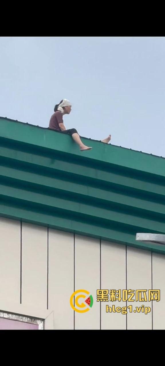 美女有什么烦恼呢！安徽亳州谯城区人民路盖盛祥 一美女想不开跳楼!  第1张