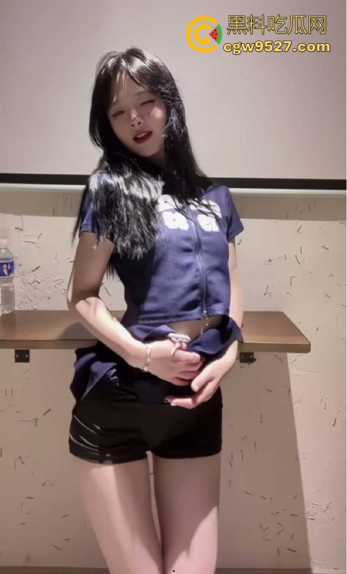 抖音擦边网红【梁柳】定制裸舞曝光，颜值爆表，身材纤细如柳,在镜头前褪去清纯外衣，赤裸展现曼妙舞姿!  第7张