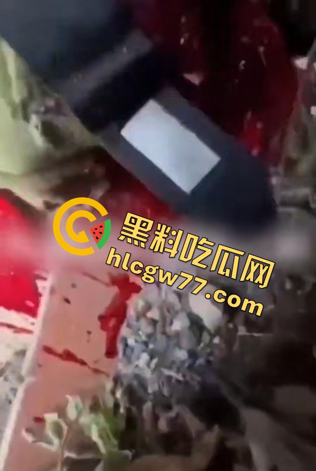 俄乌战场出现食人兵？士兵炸弹炸飞手臂骨髓喷溅，一旁队友饿了还吸食血液充饥！  第1张