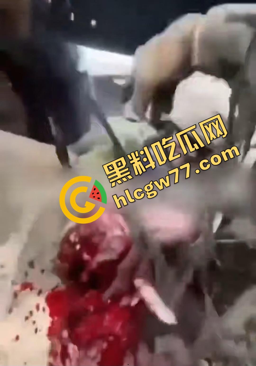 俄乌战场出现食人兵？士兵炸弹炸飞手臂骨髓喷溅，一旁队友饿了还吸食血液充饥！  第5张