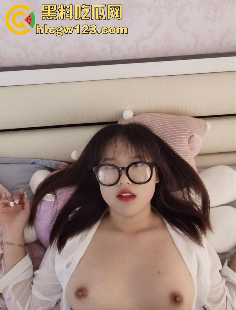 推特大神调教约啪，长腿眼镜肥穴母狗学生妹，身材微胖大奶肥臀，扯开黑丝疯狂爆操抽插！  第2张