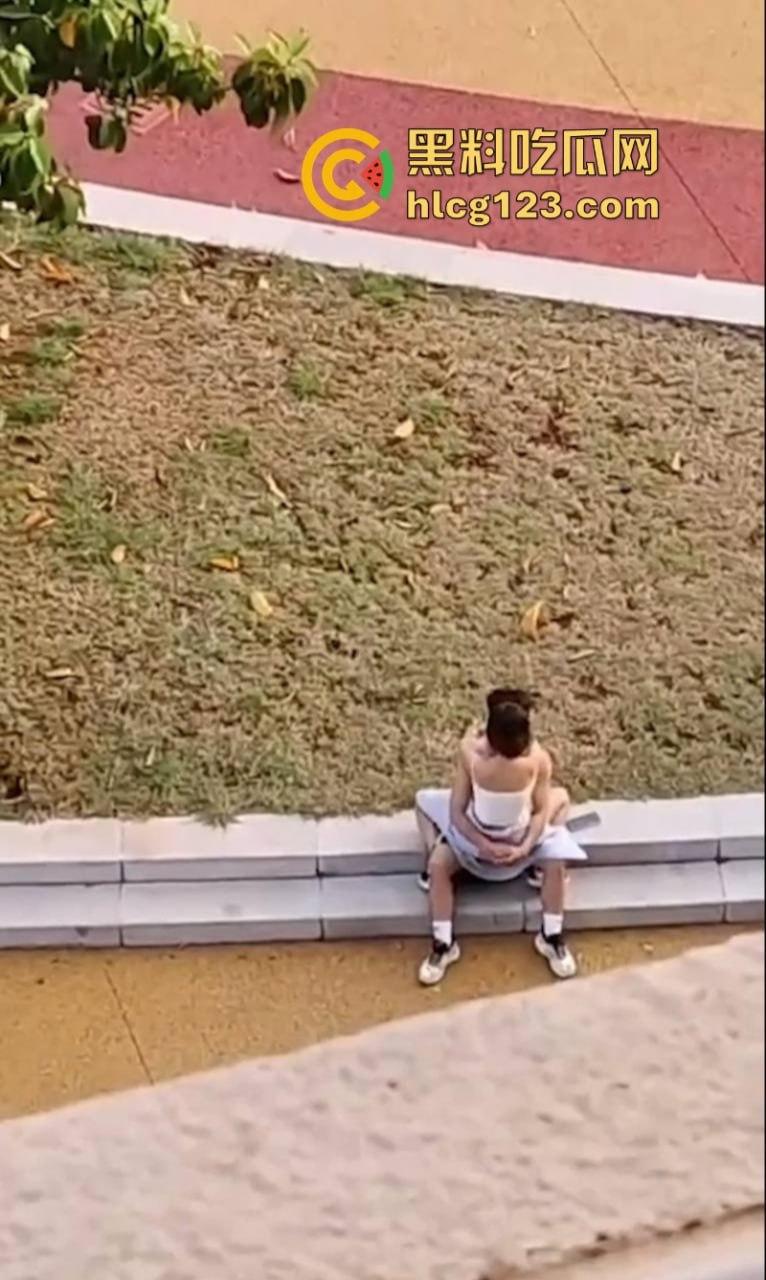 【云南红河学院】情侣操场野操遭偷拍 路边脱裤提鸡猛干 激情上演“活春宫”  第7张