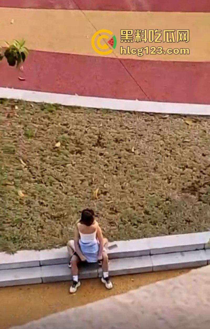 【云南红河学院】情侣操场野操遭偷拍 路边脱裤提鸡猛干 激情上演“活春宫”  第8张