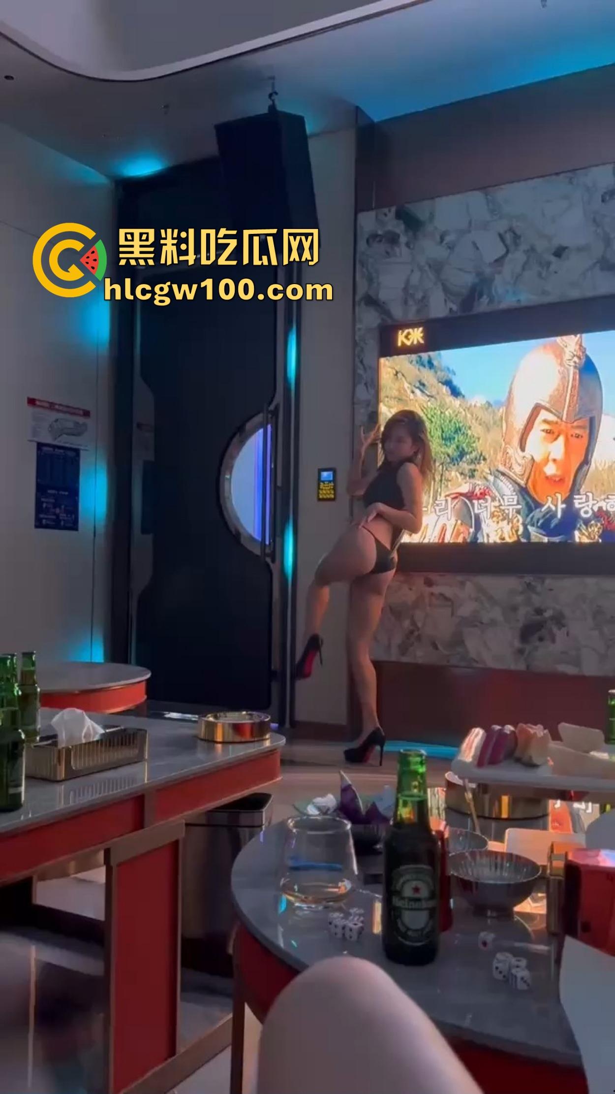 KTV现在都这么高端得吗 边唱歌边喝酒边看兔女郎陪酒女在包厢内扭腰跳骚舞,真是一种享受! 第1张 KTV现在都这么高端得吗 边唱歌边喝酒边看兔女郎陪酒女在包厢内扭腰跳骚舞,真是一种享受! 第1张