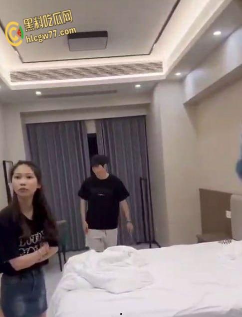 海南万宁抖音妖精【李倩倩Aplexy】酒店偷情翻车！老公抓奸床戏现场，床单凌乱真相辣眼！  第7张