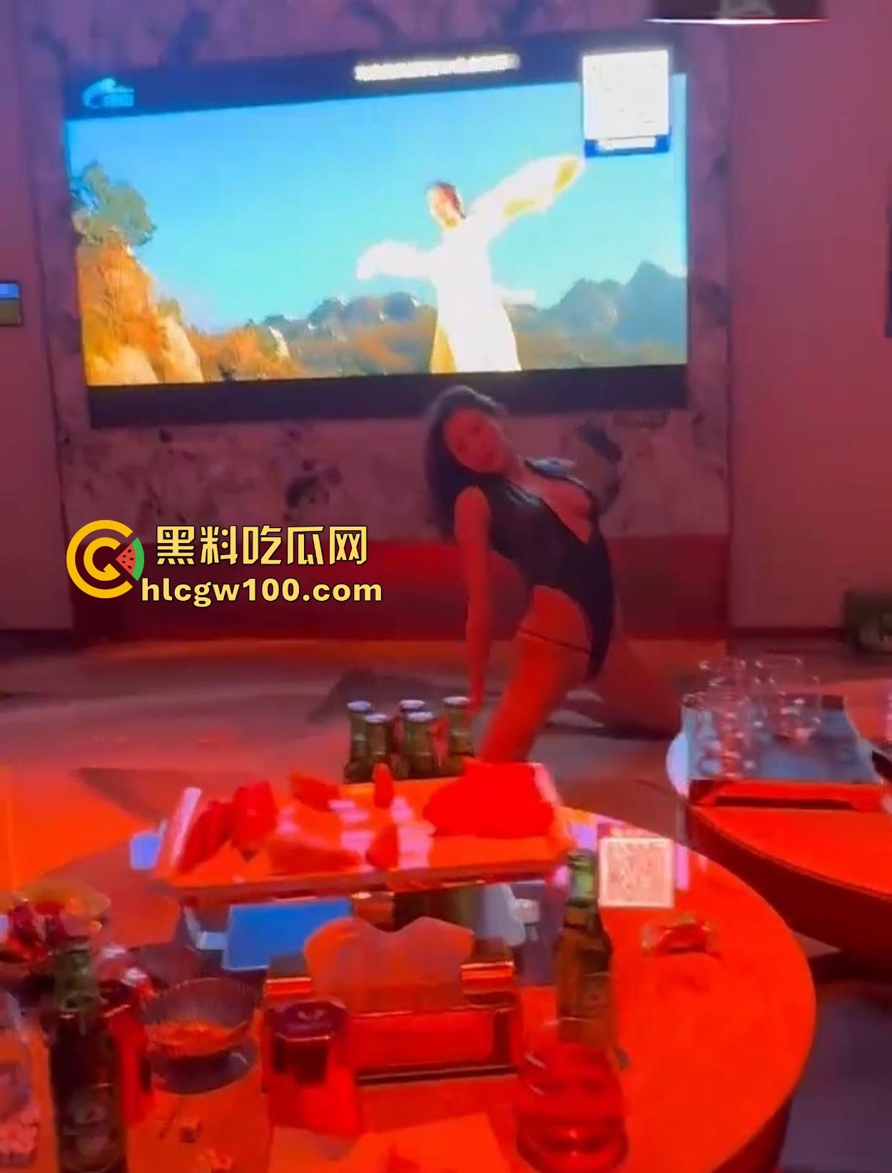 KTV现在都这么高端得吗 边唱歌边喝酒边看兔女郎陪酒女在包厢内扭腰跳骚舞,真是一种享受! 第8张 KTV现在都这么高端得吗 边唱歌边喝酒边看兔女郎陪酒女在包厢内扭腰跳骚舞,真是一种享受! 第8张