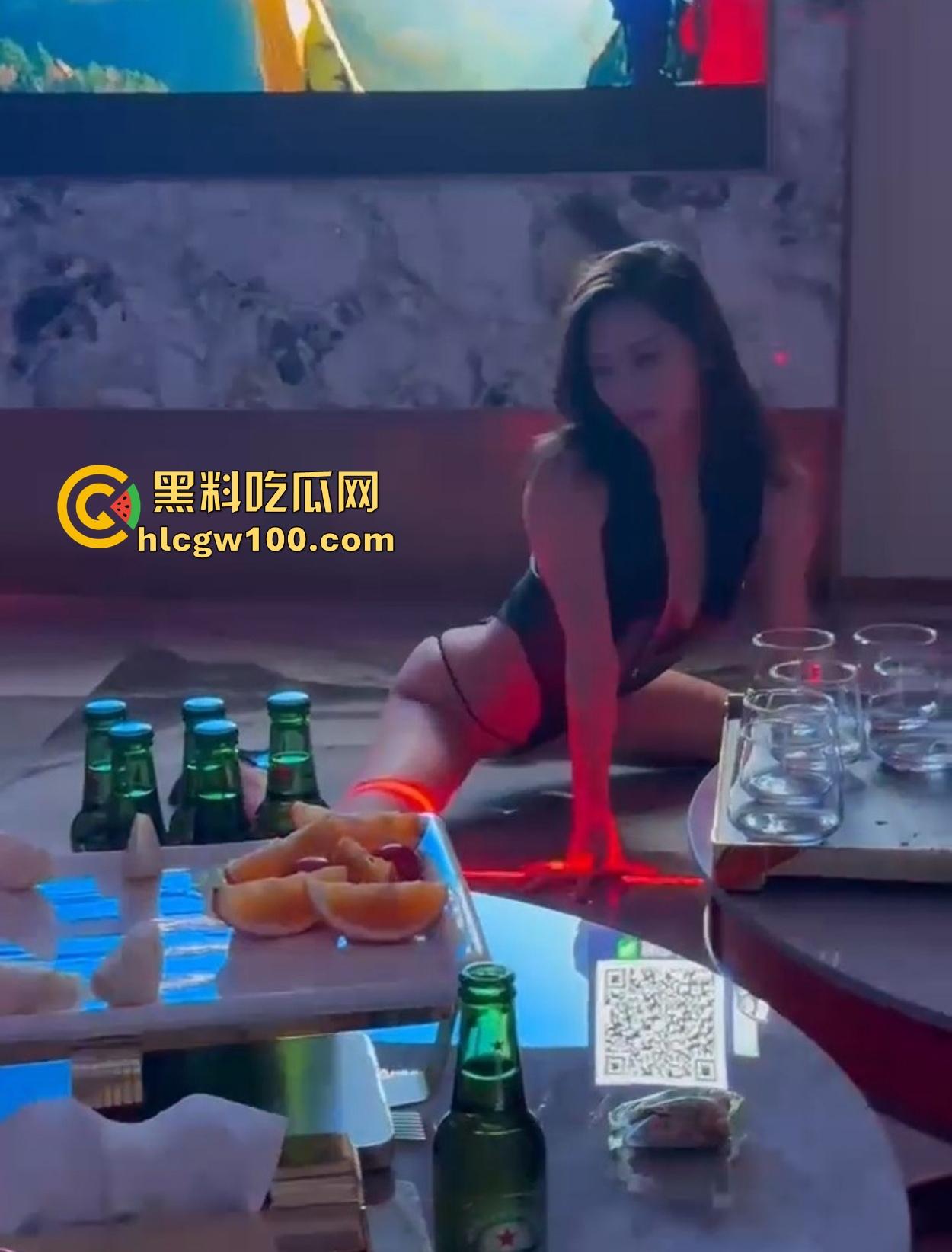 KTV现在都这么高端得吗 边唱歌边喝酒边看兔女郎陪酒女在包厢内扭腰跳骚舞,真是一种享受! 第10张 KTV现在都这么高端得吗 边唱歌边喝酒边看兔女郎陪酒女在包厢内扭腰跳骚舞,真是一种享受! 第10张