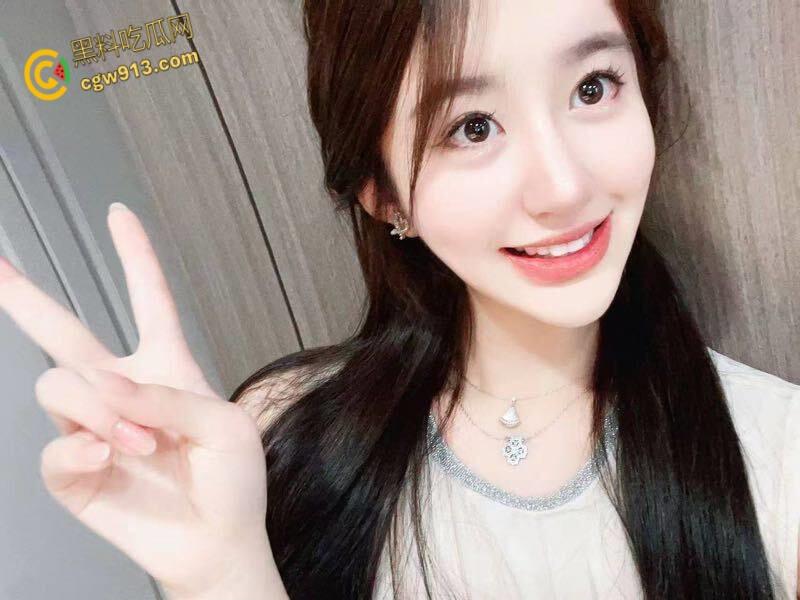 帮烟瘾哥哥买烟，饥渴妹妹主动口交，呻吟甜美干的妹妹白浆直流，快射了主动含屌口爆吞精  ！ 第2张