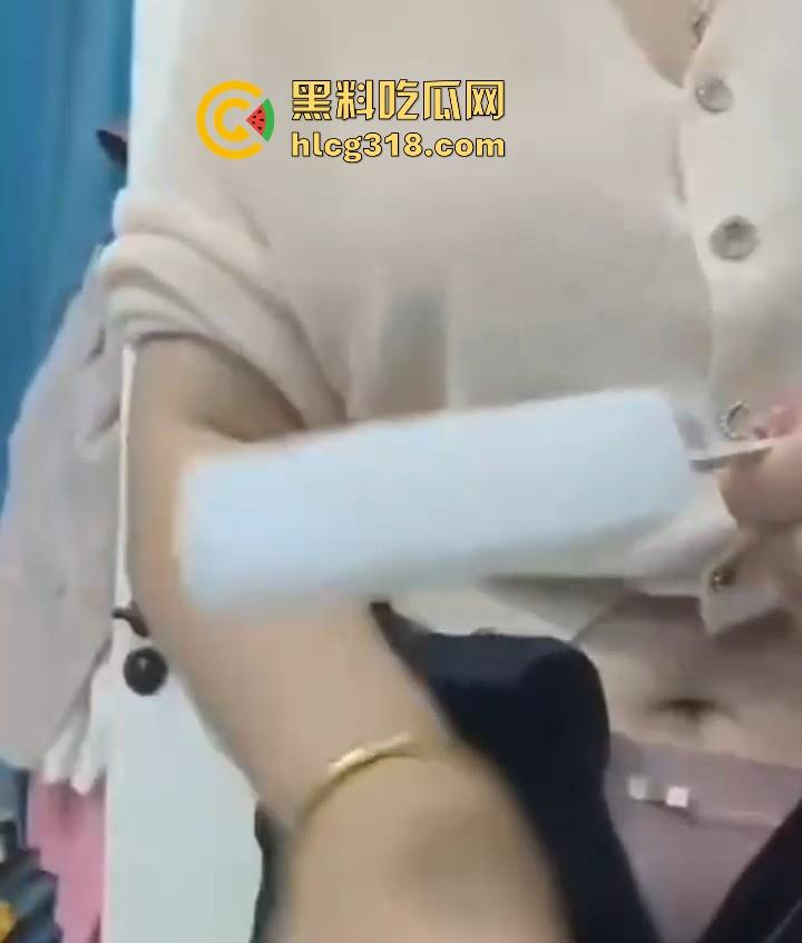 熟女主播深夜大秀冰镇骚逼，新鲜出炉大冰棍狂插不停，贴着私处快速摩擦，画面无比刺激！  第4张