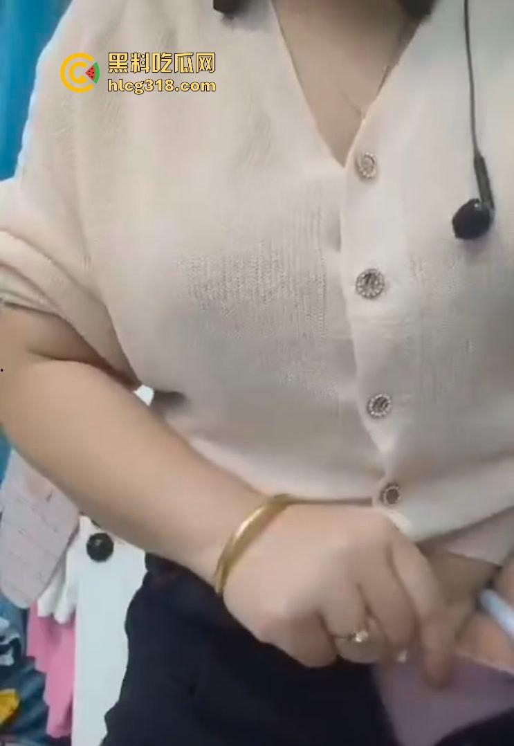 熟女主播深夜大秀冰镇骚逼，新鲜出炉大冰棍狂插不停，贴着私处快速摩擦，画面无比刺激！  第5张