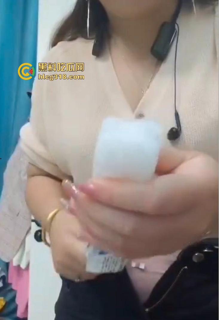 熟女主播深夜大秀冰镇骚逼，新鲜出炉大冰棍狂插不停，贴着私处快速摩擦，画面无比刺激！  第7张