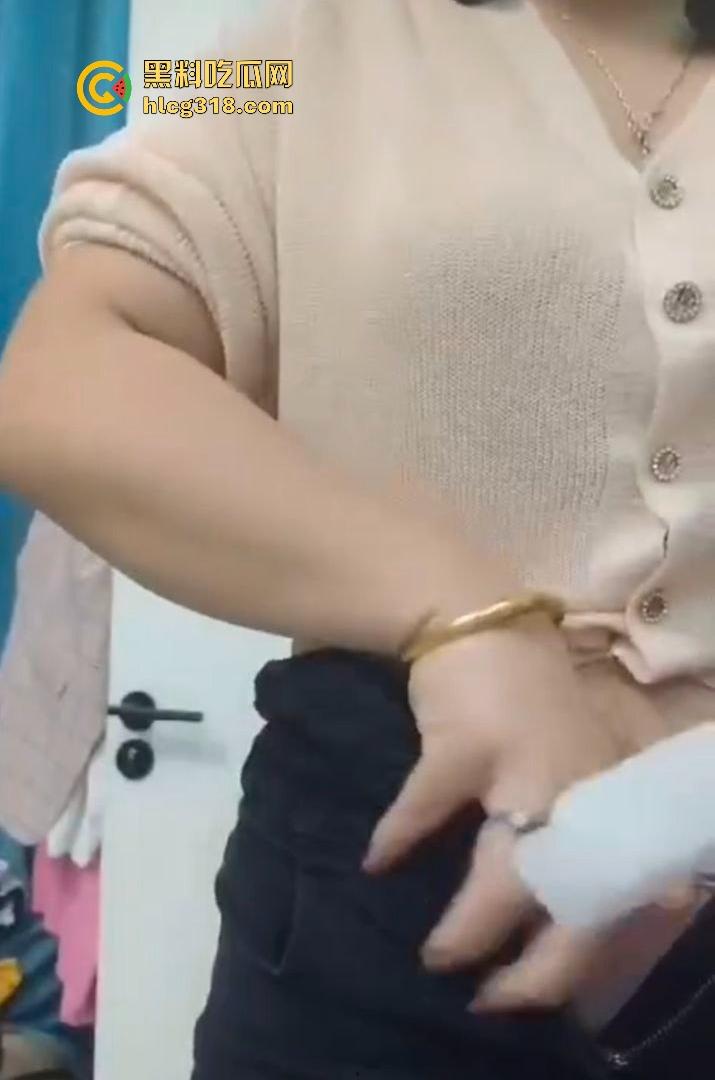 熟女主播深夜大秀冰镇骚逼，新鲜出炉大冰棍狂插不停，贴着私处快速摩擦，画面无比刺激！  第8张