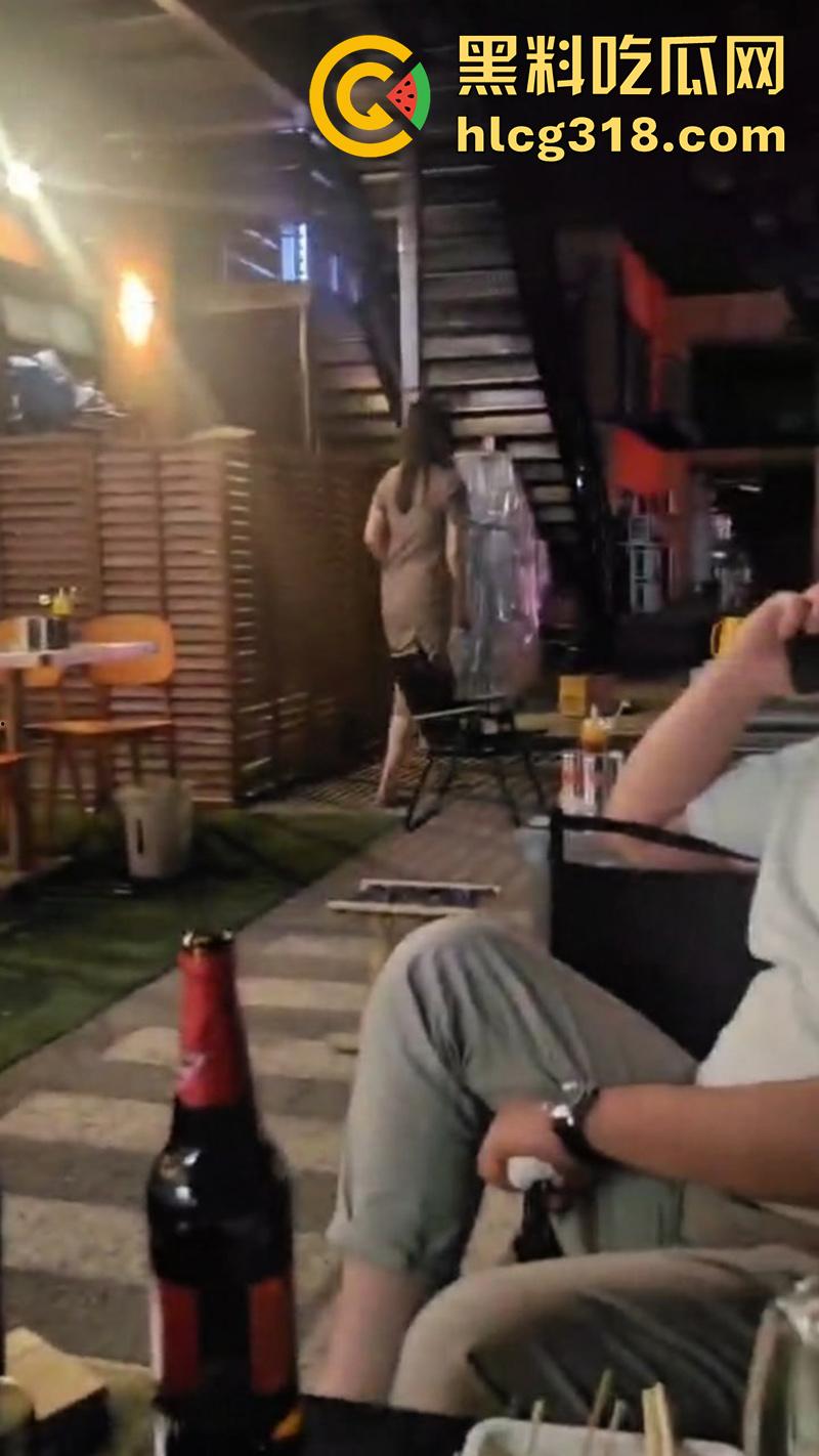 现实版AV情节偷拍，领导请下属吃饭训话，却背着小伙偷情操其女友，真是不讲武德啊！  第7张