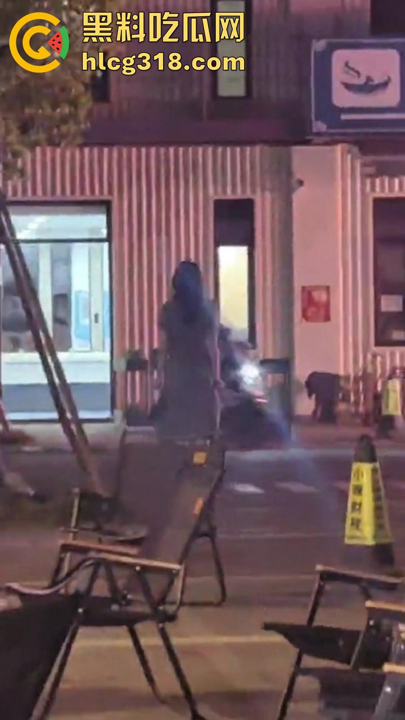 现实版AV情节偷拍，领导请下属吃饭训话，却背着小伙偷情操其女友，真是不讲武德啊！  第8张