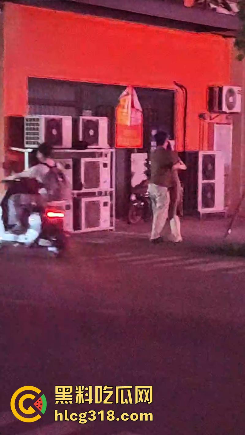 现实版AV情节偷拍，领导请下属吃饭训话，却背着小伙偷情操其女友，真是不讲武德啊！  第9张