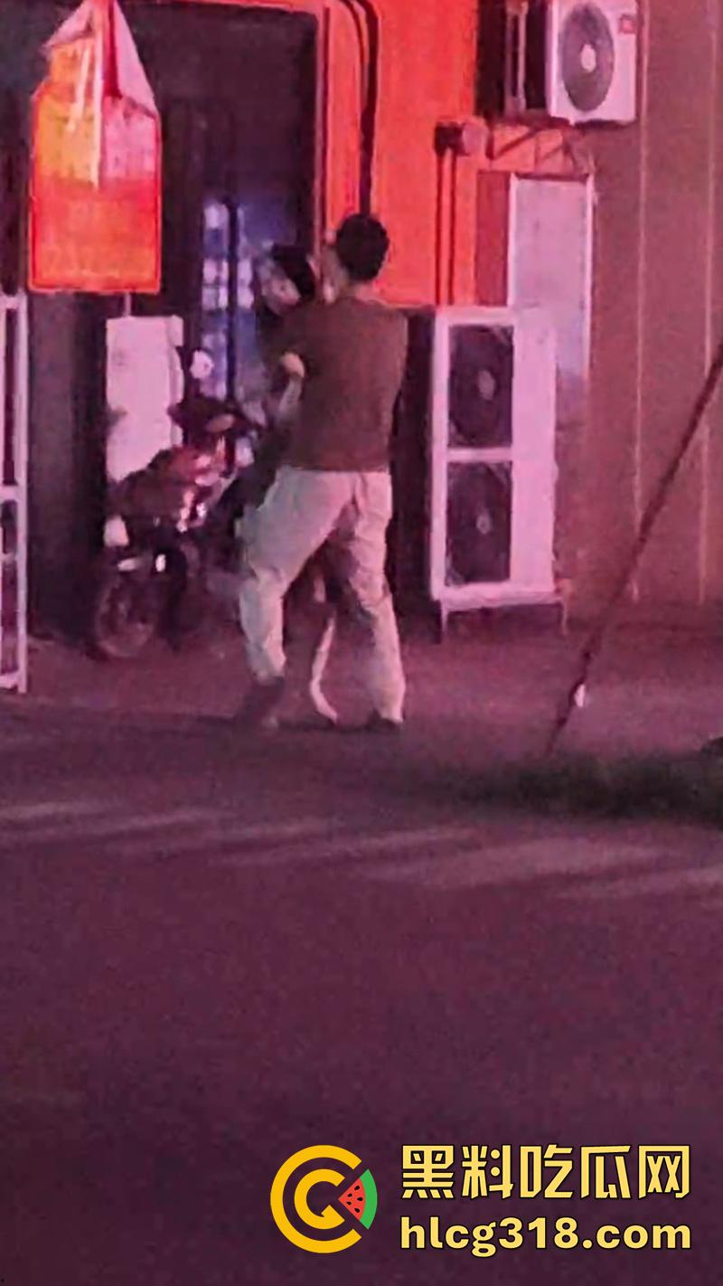 现实版AV情节偷拍，领导请下属吃饭训话，却背着小伙偷情操其女友，真是不讲武德啊！  第10张