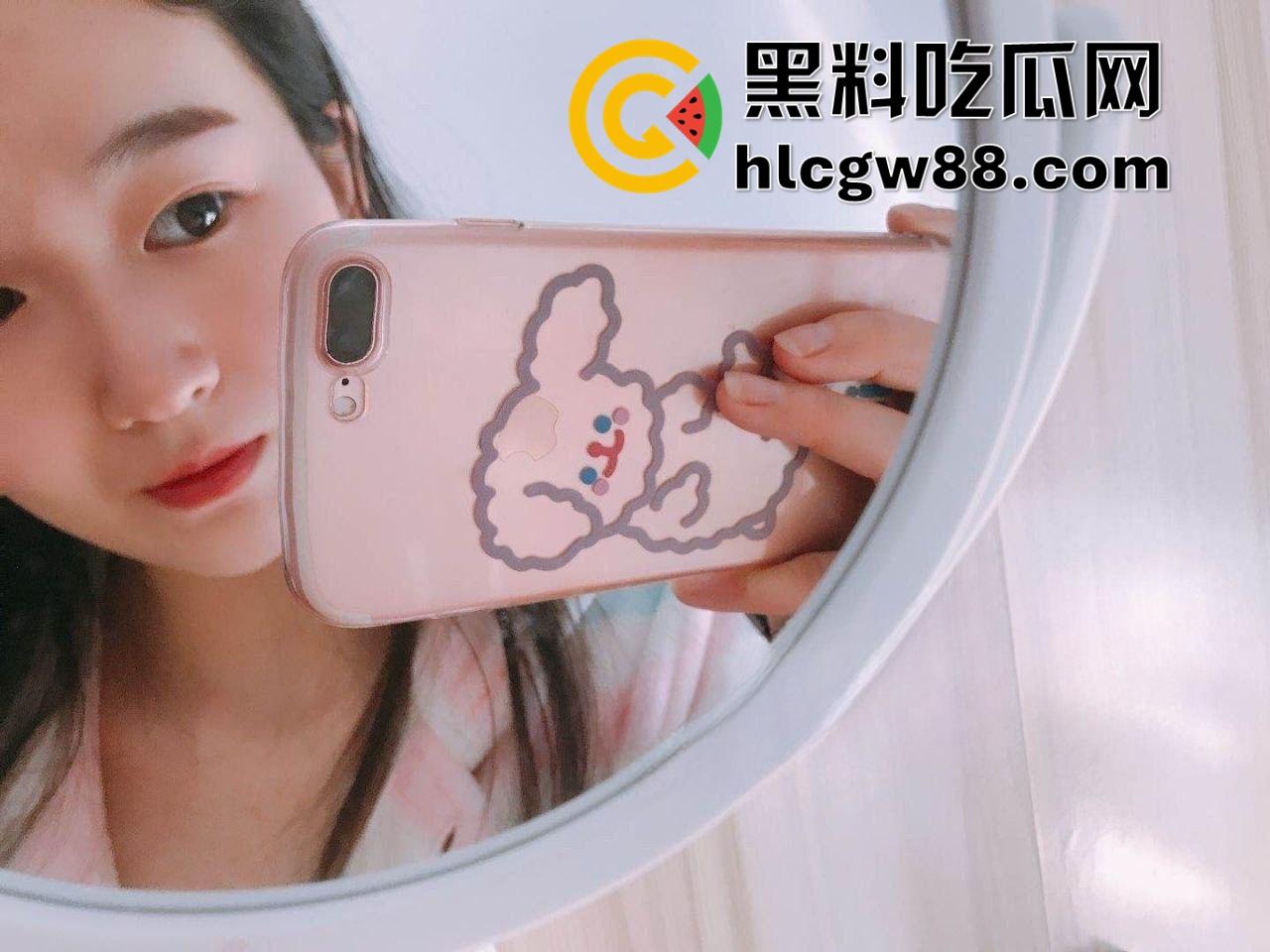 成都师范学校清纯妹子【赵婷婷】分手后被爆出，小逼被造得稀烂，床上劈腿露穴舔鸡巴，骚得像小母狗！  第2张