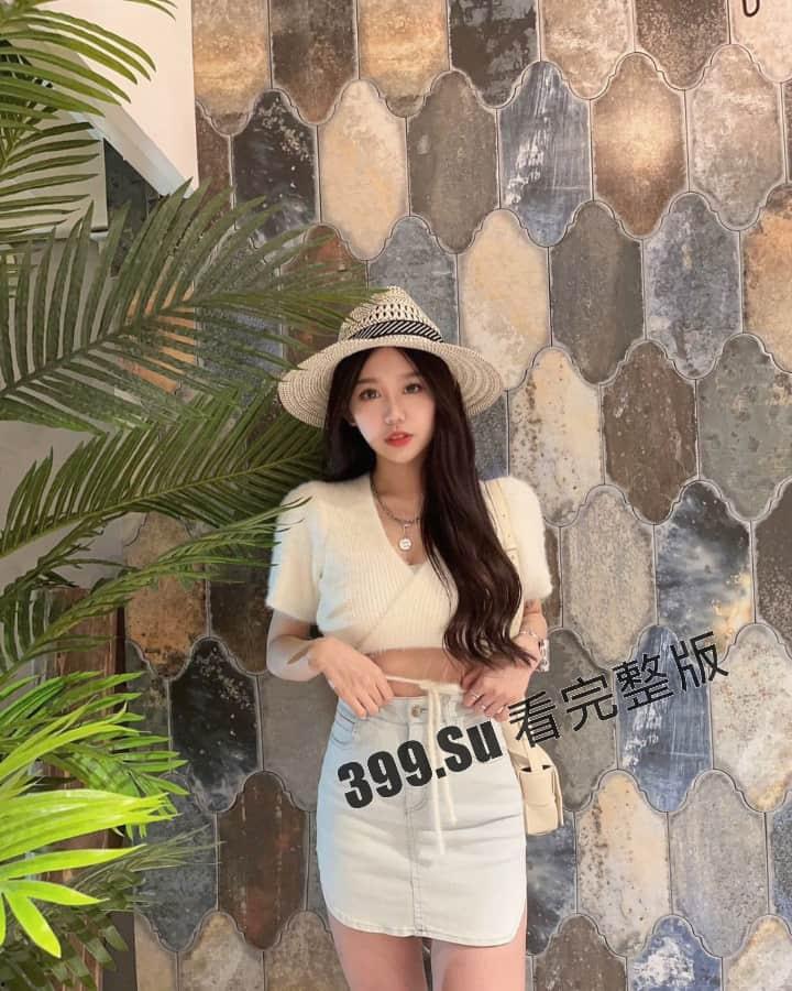 台湾 极品服装店 美乳老板娘 和男友私拍视频流出  在公共厕所做爱不敢发出声 第3张