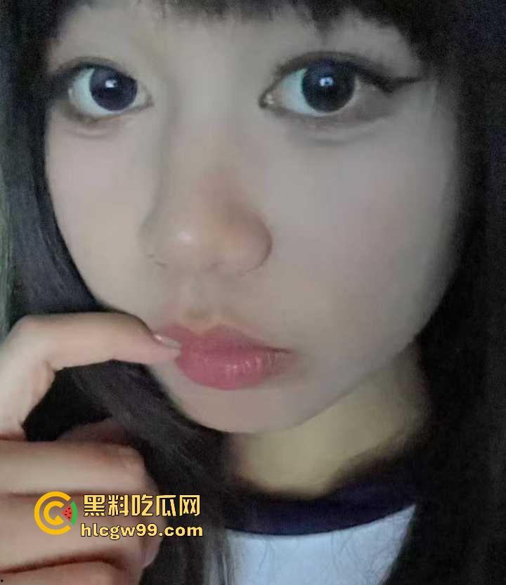 辽宁工商学院极品大三学姐【吴诗芸】给炮友拍裸照被玩腻后曝光，现实中很甜在床很骚。很有撸点！  第1张