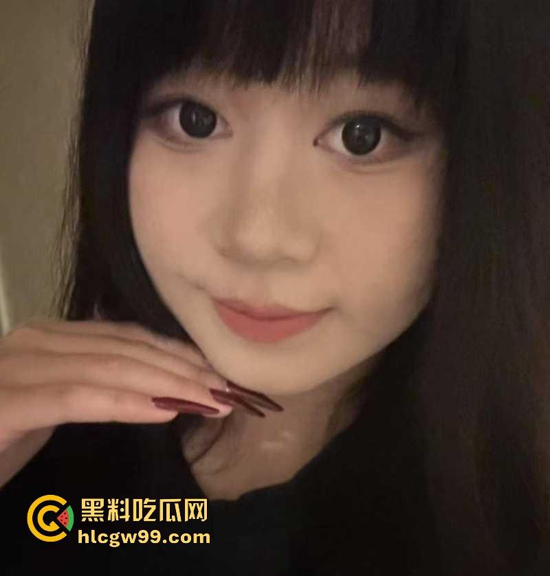 辽宁工商学院极品大三学姐【吴诗芸】给炮友拍裸照被玩腻后曝光，现实中很甜在床很骚。很有撸点！  第3张