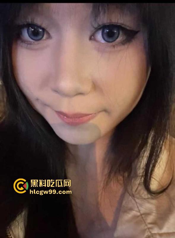 辽宁工商学院极品大三学姐【吴诗芸】给炮友拍裸照被玩腻后曝光，现实中很甜在床很骚。很有撸点！  第4张