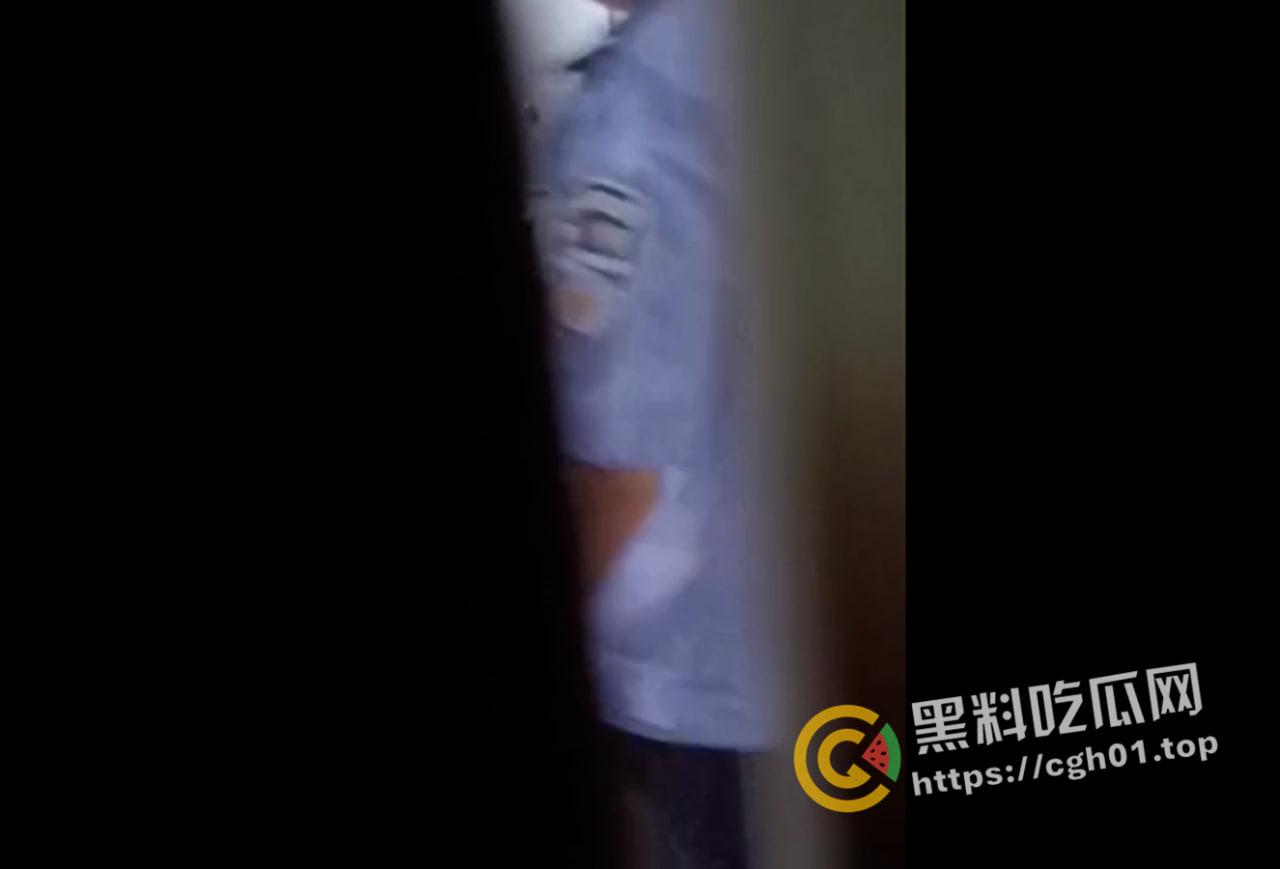 真勇士！警察局女厕所偷拍 白嫩警花的大屁股 明知山有虎 偏向虎山行  第1张