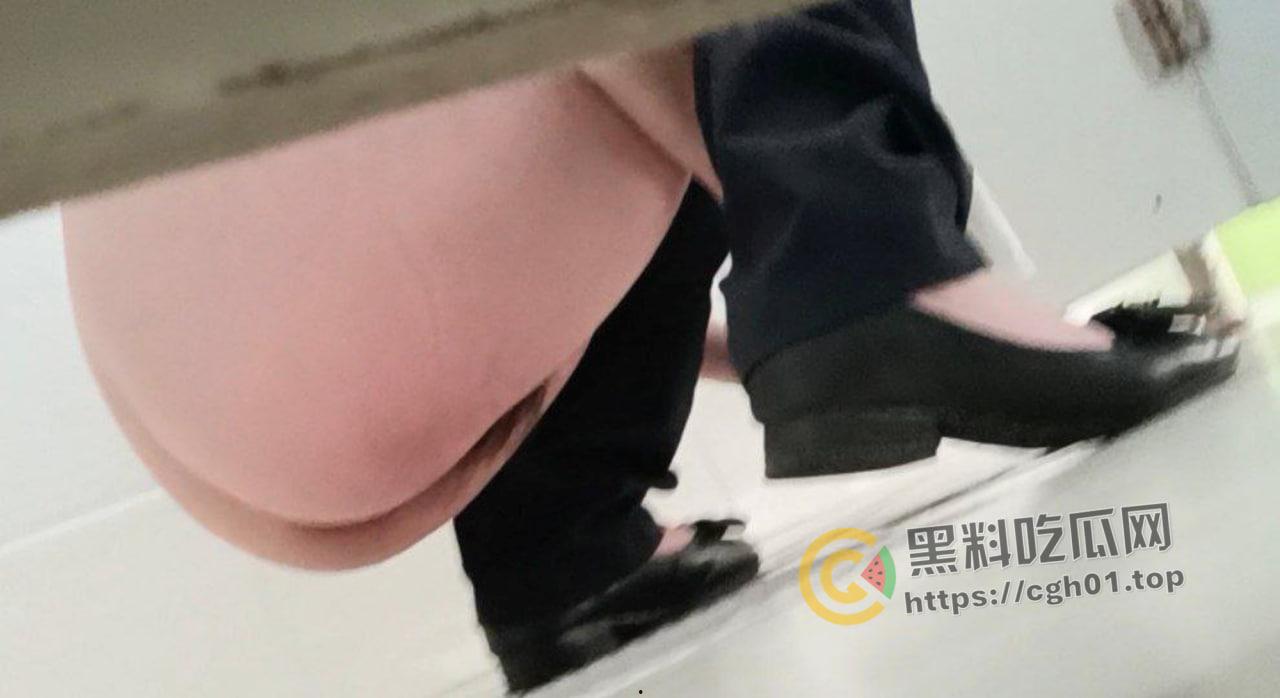 真勇士！警察局女厕所偷拍 白嫩警花的大屁股 明知山有虎 偏向虎山行  第2张