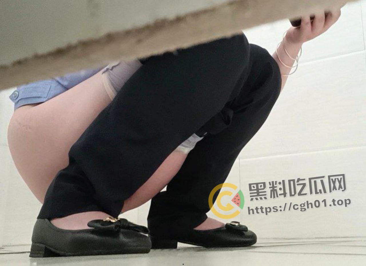 真勇士！警察局女厕所偷拍 白嫩警花的大屁股 明知山有虎 偏向虎山行  第6张