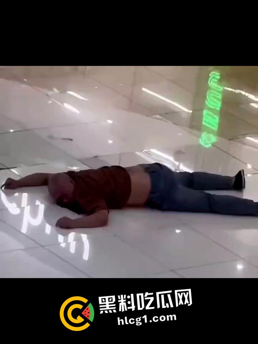 保定万博广场 三天两跳 都直接摔死  现场血腥视频流出 第1张