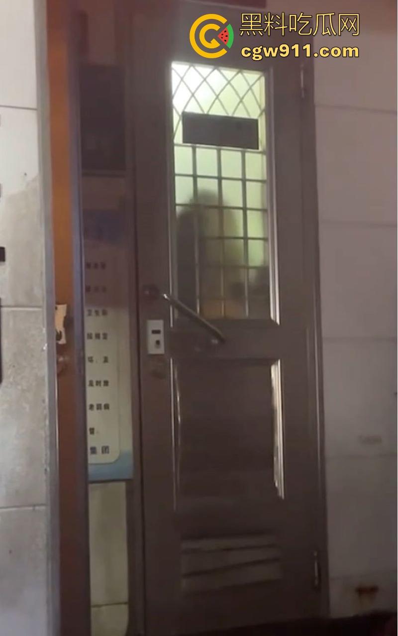 广州深夜公共厕所男女激战正酣，被警察敲门围堵，厕所抬出位非洲女人，过程中竟还有醉鬼寻衅挑事，果然是大城市！  第7张