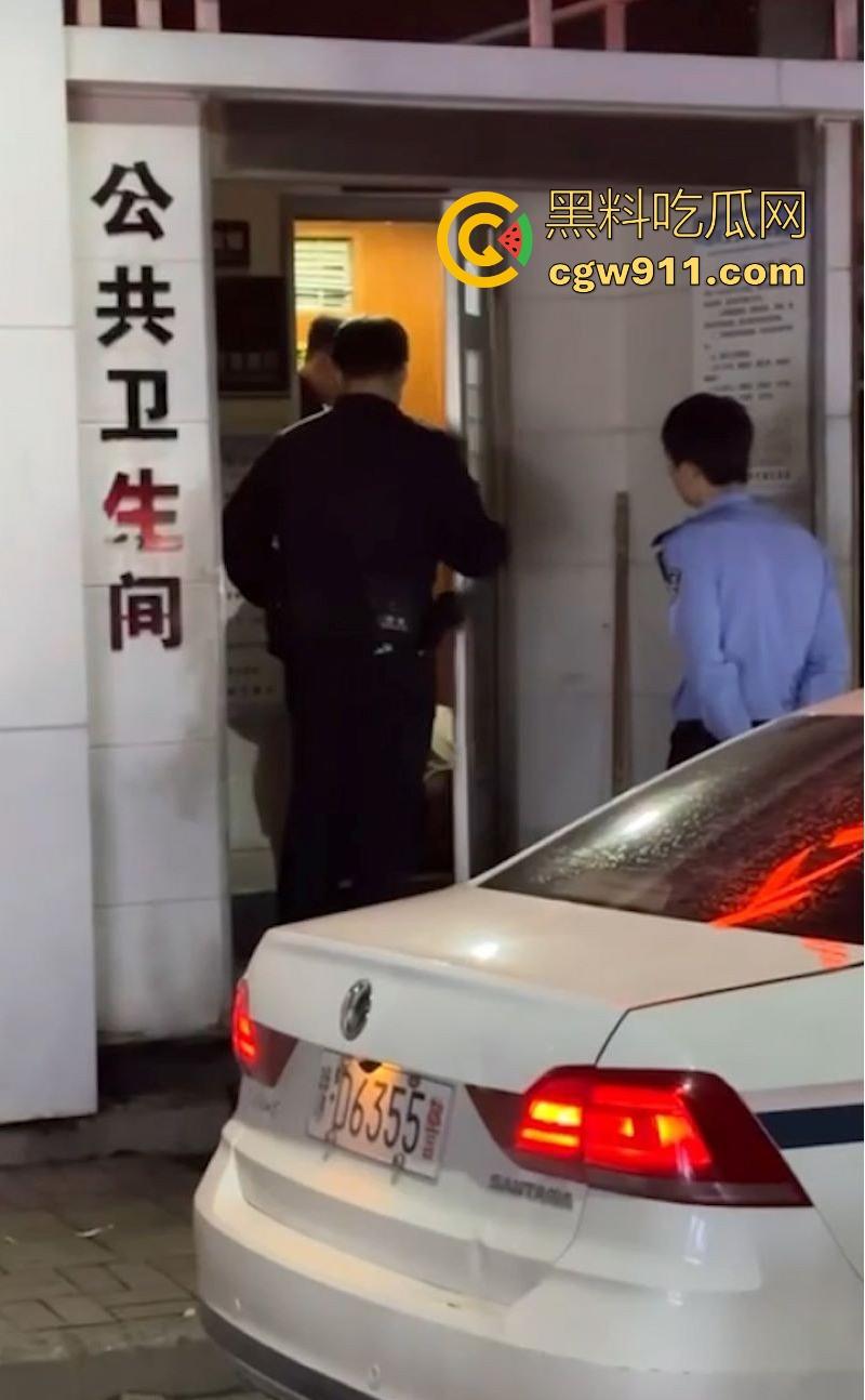广州深夜公共厕所男女激战正酣，被警察敲门围堵，厕所抬出位非洲女人，过程中竟还有醉鬼寻衅挑事，果然是大城市！  第8张