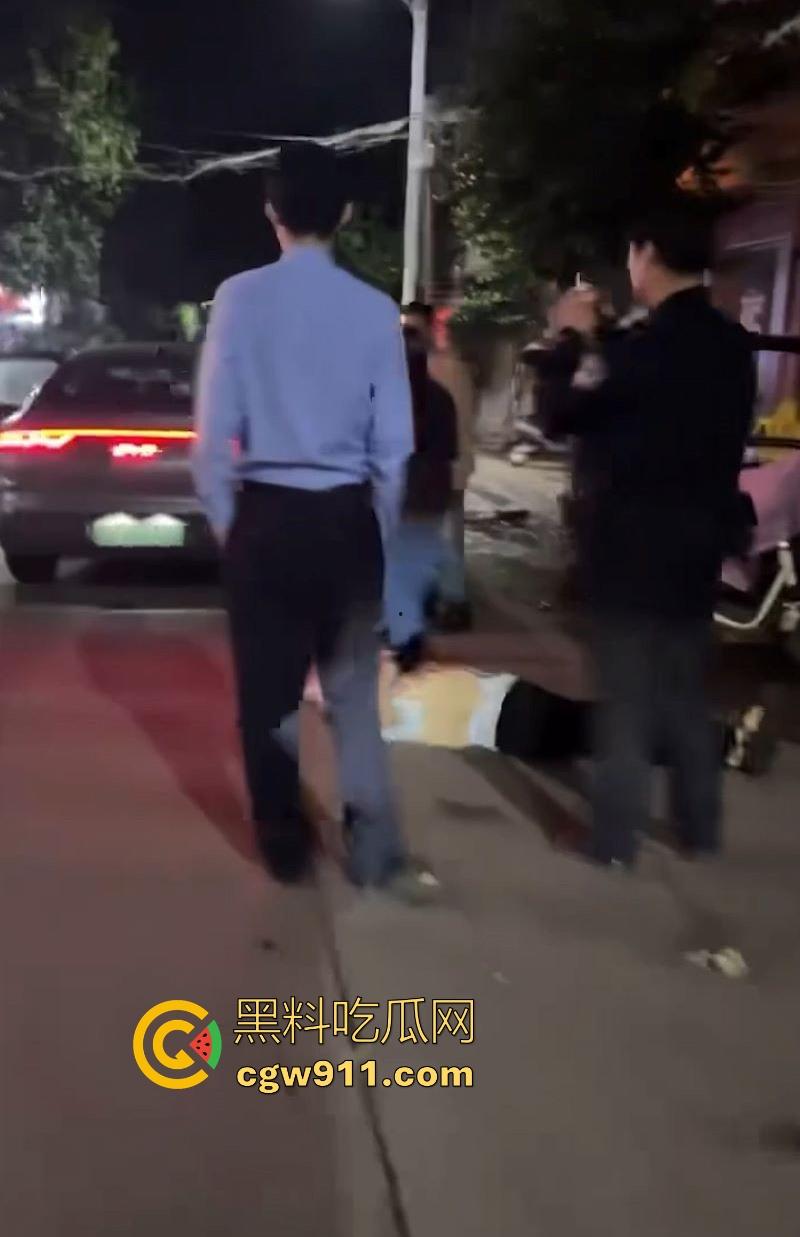 广州深夜公共厕所男女激战正酣，被警察敲门围堵，厕所抬出位非洲女人，过程中竟还有醉鬼寻衅挑事，果然是大城市！  第9张
