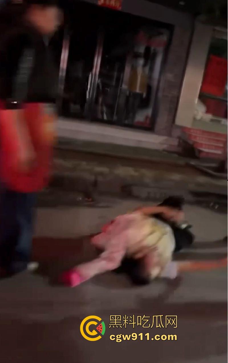 广州深夜公共厕所男女激战正酣，被警察敲门围堵，厕所抬出位非洲女人，过程中竟还有醉鬼寻衅挑事，果然是大城市！  第10张