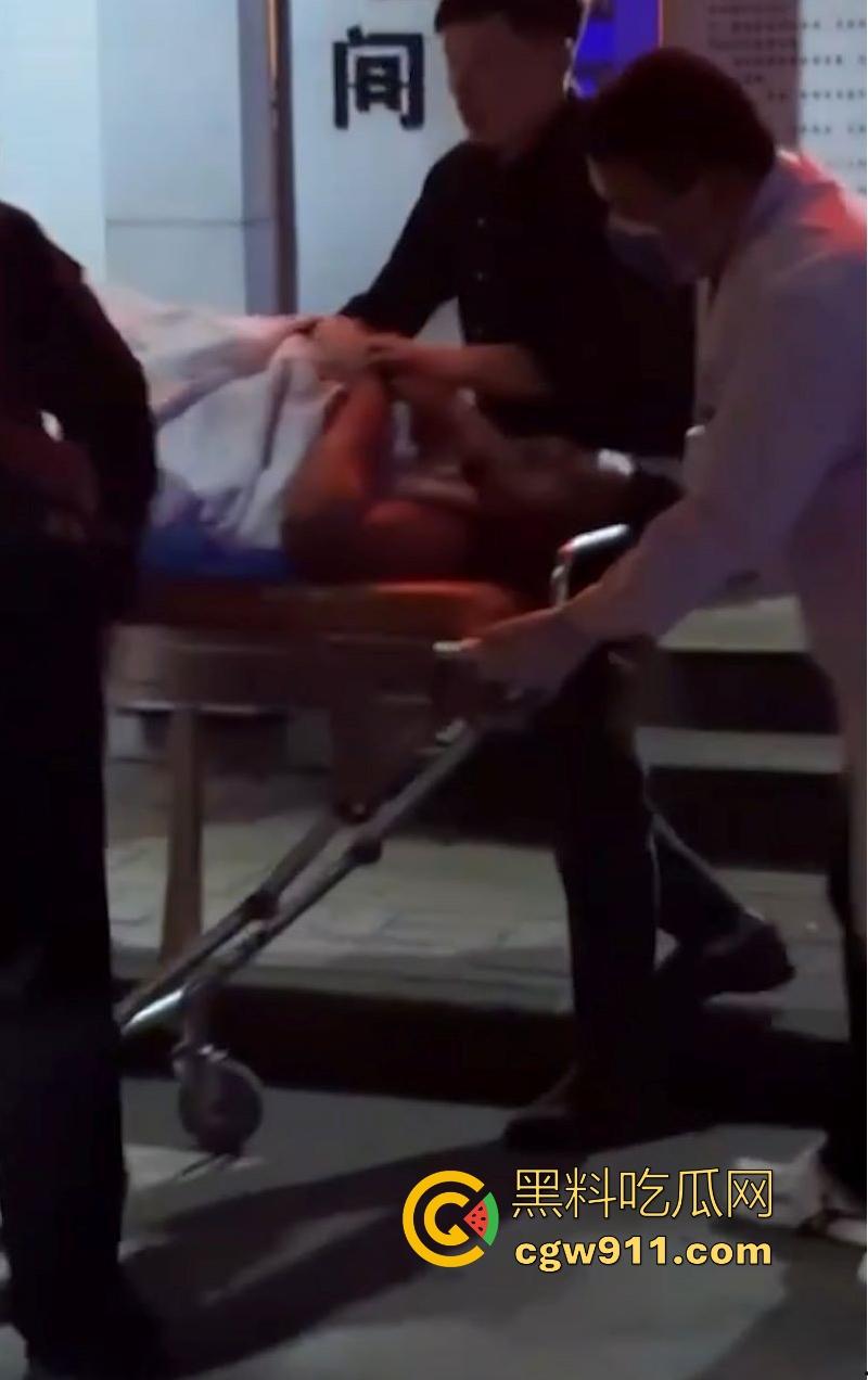 广州深夜公共厕所男女激战正酣，被警察敲门围堵，厕所抬出位非洲女人，过程中竟还有醉鬼寻衅挑事，果然是大城市！  第11张