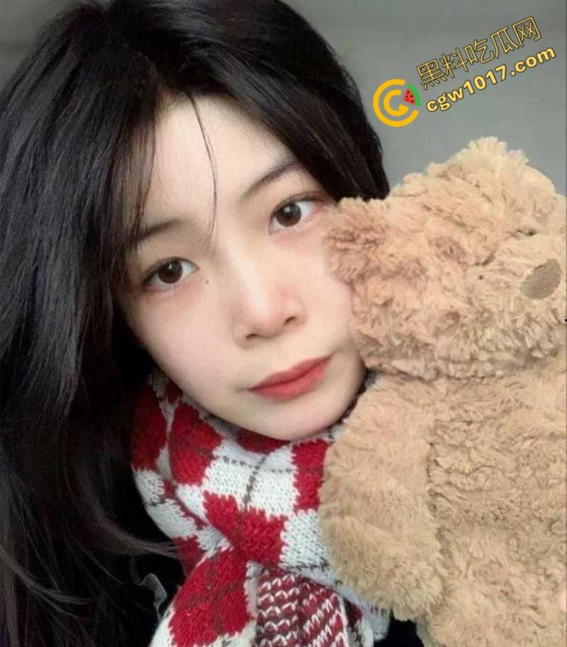 安徽合肥21岁清纯学生妹报复男友，网约激情遇大屌炮友，跪地口交浓精颜射敷脸，淫靡画面刺激至极！  第4张