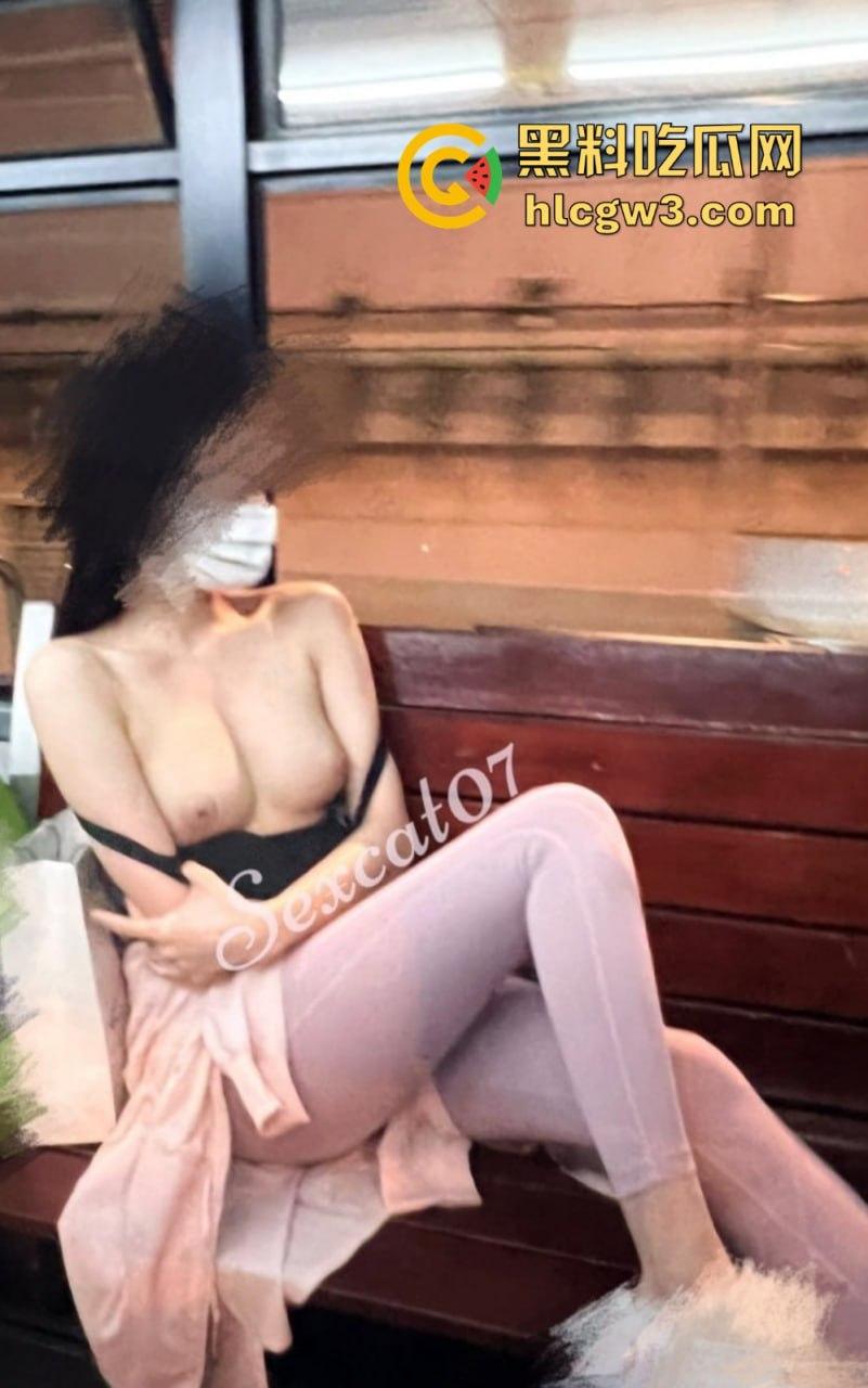 OF绿帽圈爆火的骚妻【性感的猫】私拍流出！福利级换妻淫乱，线下约单男，全程母狗式狂浪！  第14张