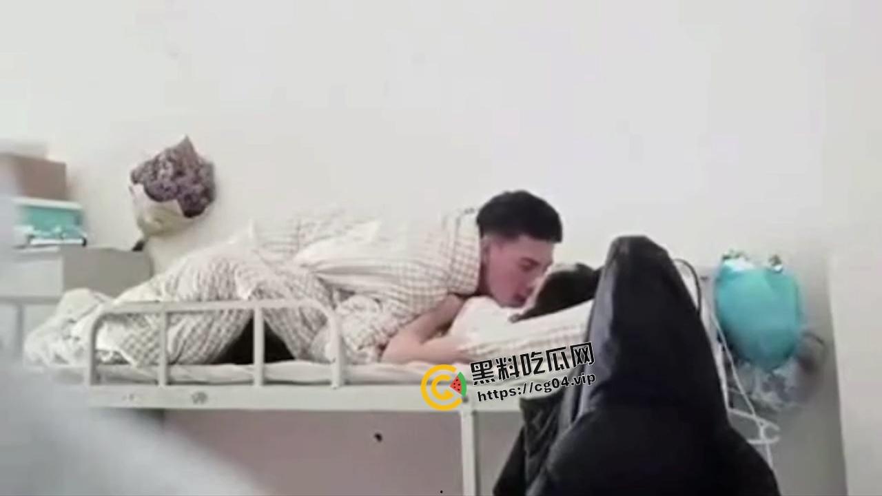 嘉兴学院上大分！男生吧女朋友带回宿舍啪啪啪 旁边室友还在打游戏  打个毛游戏 难道不应该在旁边喊加油吗 第4张